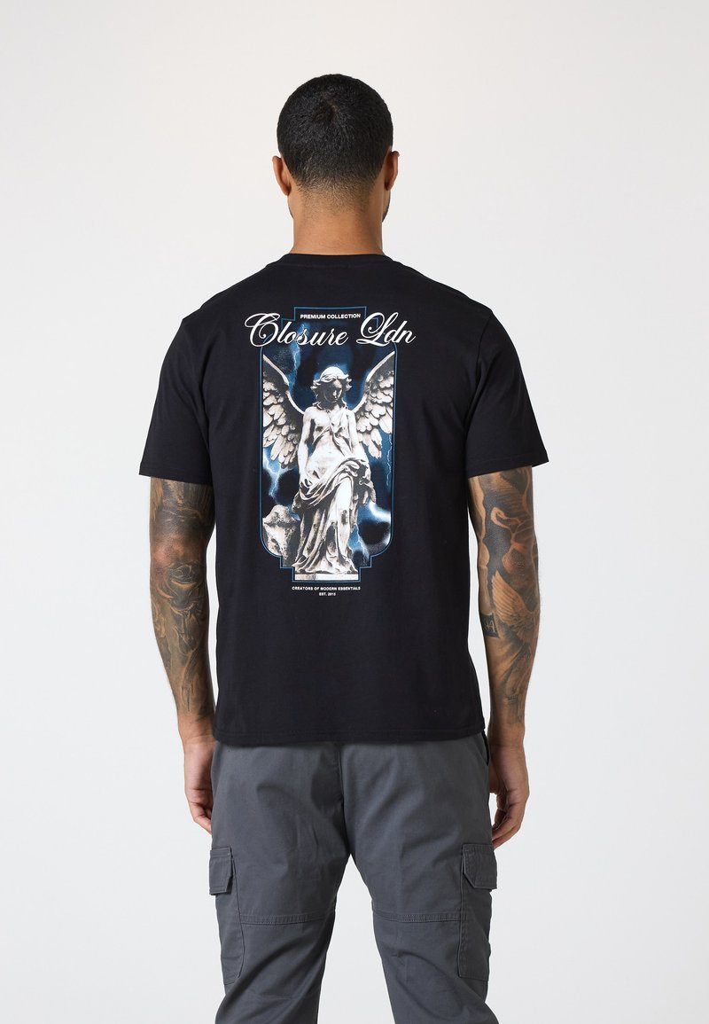 Schwarzes Baumwoll-T-Shirt mit einem großen Grafikdruck einer geflügelten Statue auf der Rückseite, darüber steht in weißem Text "Closure Ldn".