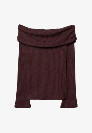 Top bordeaux a coste con scollo ampio scivolato sulle spalle e maniche lunghe, caratterizzato da una texture morbida e una vestibilità rilassata.