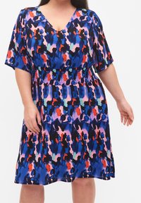 Lyhythihainen mekko, jossa on V-kaula-aukko, smockattuja vyötärökohtia ja värikäs abstrakti printti sinisen, vaaleanpunaisen ja punaisen sävyissä kevyessä kankaassa.