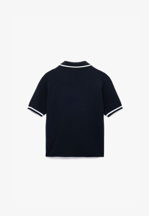 Granatowa koszulka polo z krótkim rękawem, klasycznym kołnierzykiem i białymi wykończeniami na kołnierzu oraz mankietach. Teksturowana dziana tkanina.