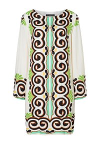 Witte jurk met gedurfde zwarte, oranje, groene en gele geometrische patronen; heeft lange mouwen en een ronde halslijn. Gladde stoftextuur.