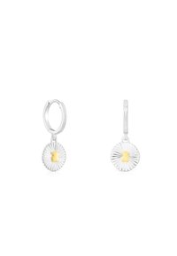 Pendientes de aro de plata con un colgante circular que presenta un diseño texturizado en forma de ráfagas de sol y un acento amarillo en el centro.
