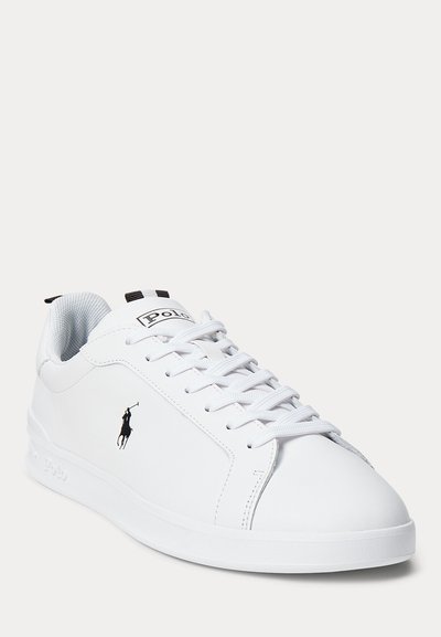 Weißer Low-Top-Sneaker mit Schnürsenkeln, schwarzem Polo-Logo eines Polospielers an der Seite und „Polo“-Branding auf der Zunge und der Sohle.