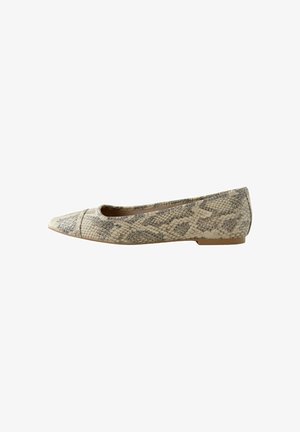 Ballerines beiges avec un motif texturé en peau de serpent, bout pointu et petit talon en caoutchouc, offrant un intérieur lisse et des détails cousus.