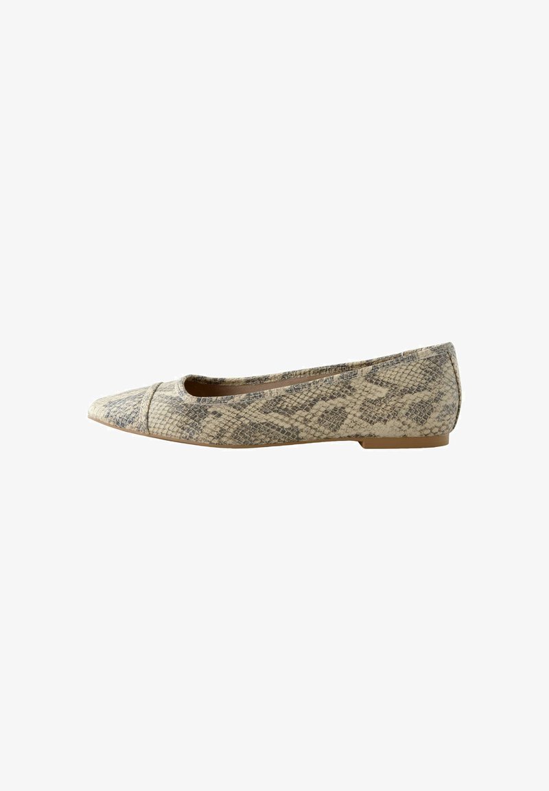 Ballerines beiges avec un motif texturé en peau de serpent, bout pointu et petit talon en caoutchouc, offrant un intérieur lisse et des détails cousus.
