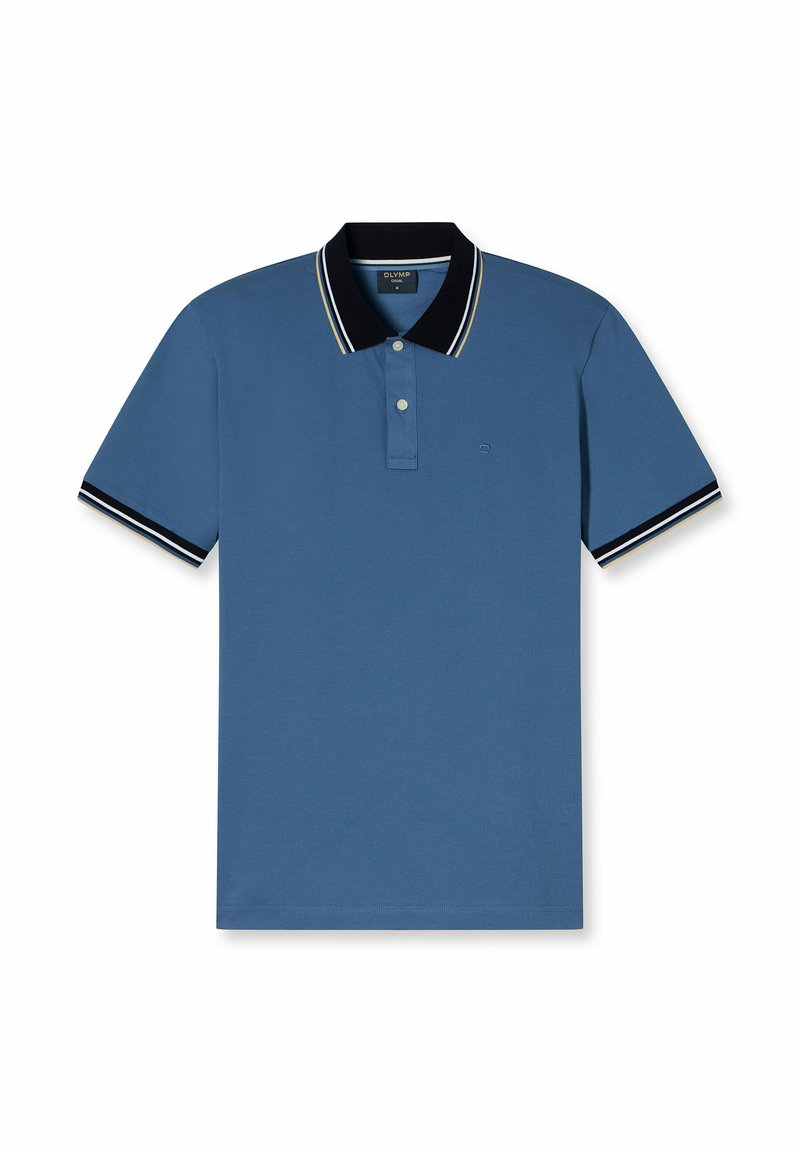 Polo en coton bleu clair avec un col noir, des accents rayés blancs et noirs, une patte de boutonnage à deux boutons et un petit logo sur la poitrine.