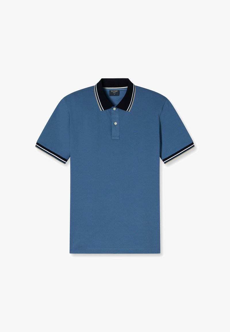 Polo en coton bleu clair avec un col noir, des accents rayés blancs et noirs, une patte de boutonnage à deux boutons et un petit logo sur la poitrine.