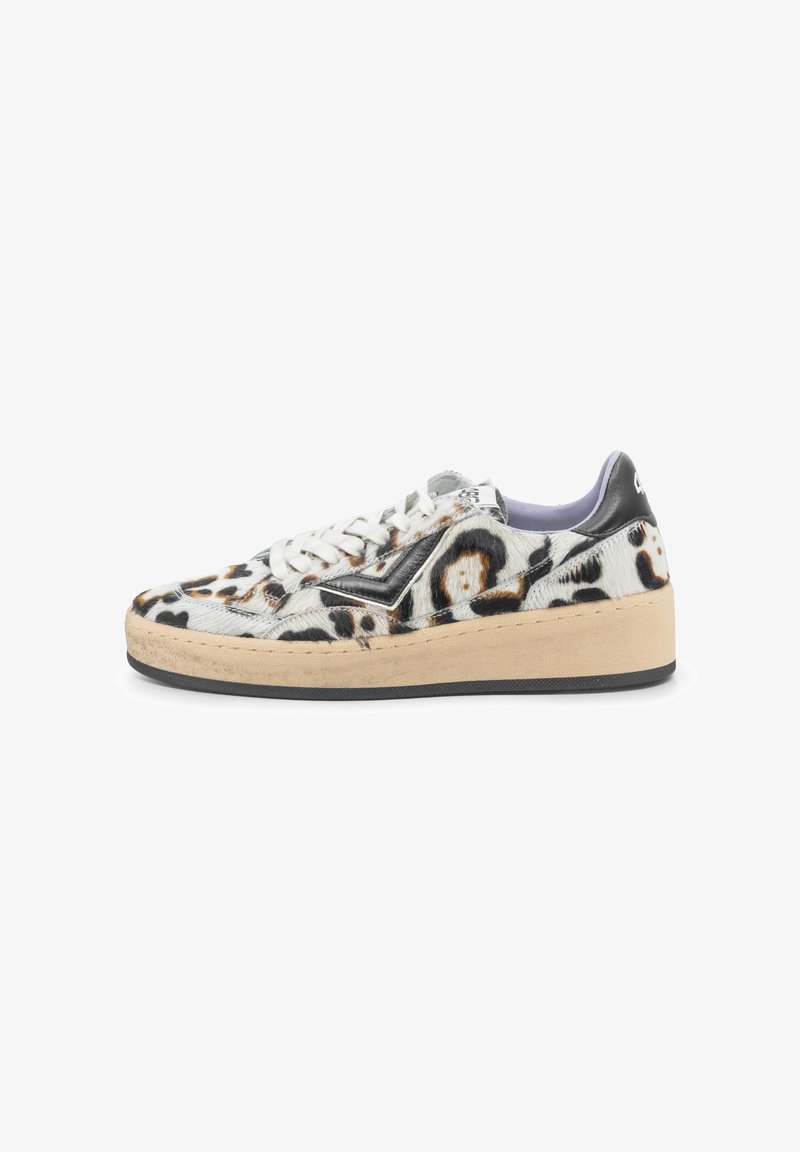 Sneakers con stampa leopardata bianca e nera, con tomaia in pelliccia texturizzata, lacci bianchi e suola platform beige. Accentatura nera sul tallone.