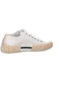 Sneaker in pelle bianca con dettagli beige, punta rotonda e suola piatta. Presenta una chiusura con lacci e un dettaglio a strisce bianco e nero sul lato.