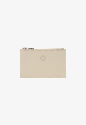Cartera de cuero beige con forma rectangular, que cuenta con un cierre de cremallera y un detalle de círculo en relieve en la parte frontal. Textura suave.
