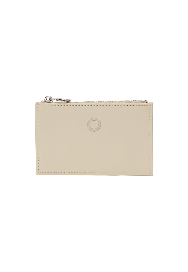 Portafoglio in pelle beige con forma rettangolare, dotato di chiusura con zip e dettaglio circolare impresso sul fronte. Texture liscia.