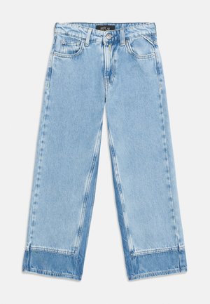 Jeans a gamba larga color azzurro chiaro con dettagli sfumati sui pannelli, tasche frontali, passanti per cintura e chiusura con bottoni e zip, con marchio "Replay" all'interno della fascia in vita.