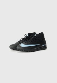 Svarta sportskor med en överdel i sockliknande material, prydda med en ljusblå Nike swoosh, strukturerad yta och gummisulor med mönster för bättre grepp.