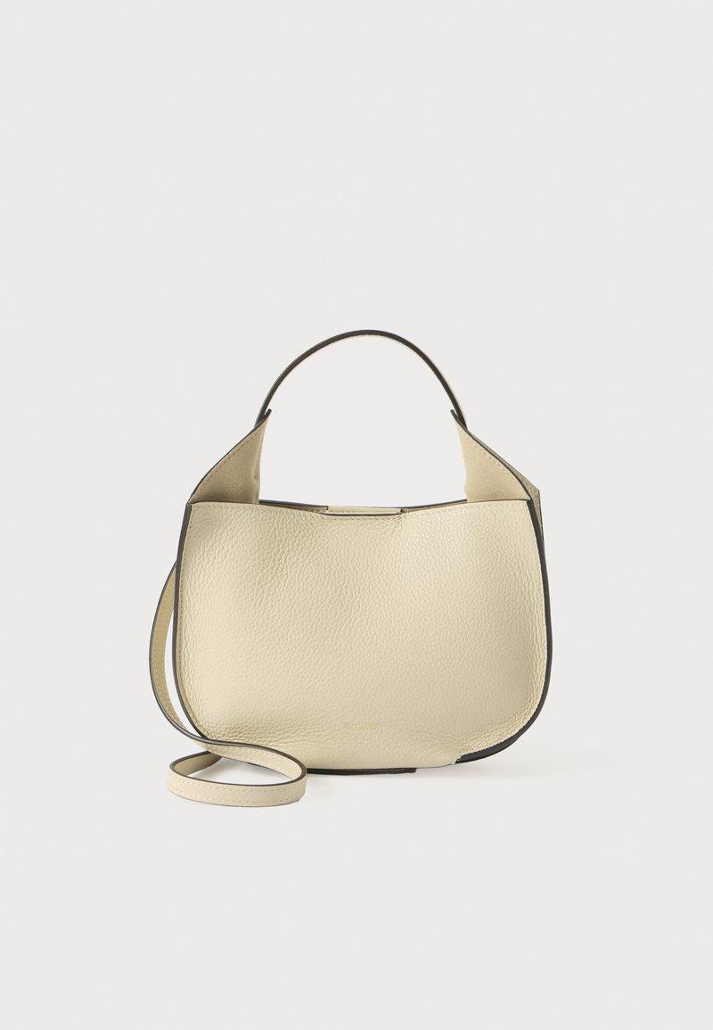 Borsa a mano in pelle crema con finitura testurizzata, corpo arrotondato, rifiniture nere, manico corto e tracolla lunga regolabile. Chiusura non visibile.