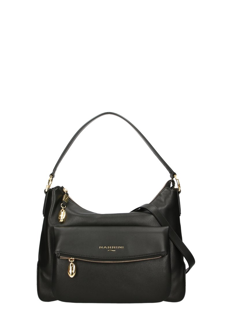 Borsa a spalla in pelle nera con design curvo, dotata di tasca anteriore con zip, dettagli in metallo dorato e tracolla rimovibile.