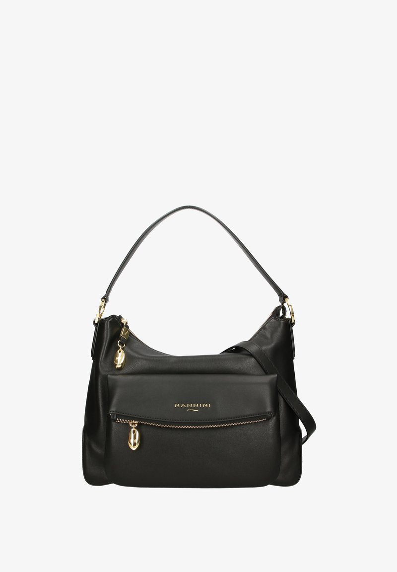 Borsa a spalla in pelle nera con design curvo, dotata di tasca anteriore con zip, dettagli in metallo dorato e tracolla rimovibile.