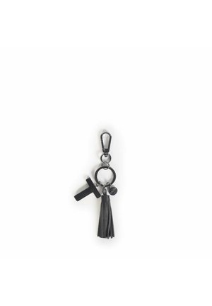 Portachiavi in pelle nera con un pompon, accento a forma di croce e anello metallico circolare; presenta un attacco a clip e un charm disco aggiuntivo.