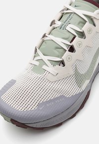 Nike Performance REACT WILDHORSE 8 - Scarpe da trail running - phantom/jade horizon/infinite gold/burgundy crush