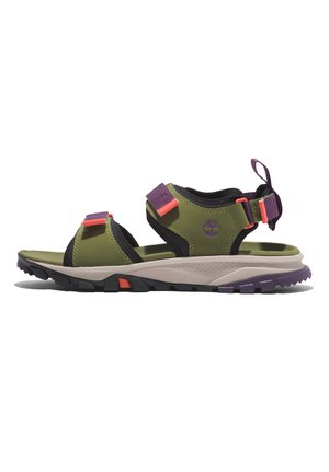 Sandalias ligeras verdes con correas ajustables, acentos en púrpura y naranja, y una suela texturizada para tracción. Diseñadas para uso al aire libre.