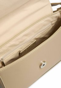 Interno della borsa sintetica beige con tasca con zip, texture liscia e chiusura a scatto magnetico. Fodera morbida con dettaglio del logo.