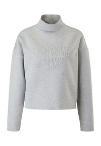 Sweat-shirt court gris clair à manches longues avec un col montant et un texte en relief disant "LE PLAISIR EST LÀ OÙ VOUS ÊTES."