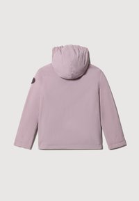 Giacca rosa chiaro con cappuccio, realizzata in tessuto liscio e leggero. Presenta una patch circolare del logo sulla manica sinistra. Design semplice, senza chiusure.