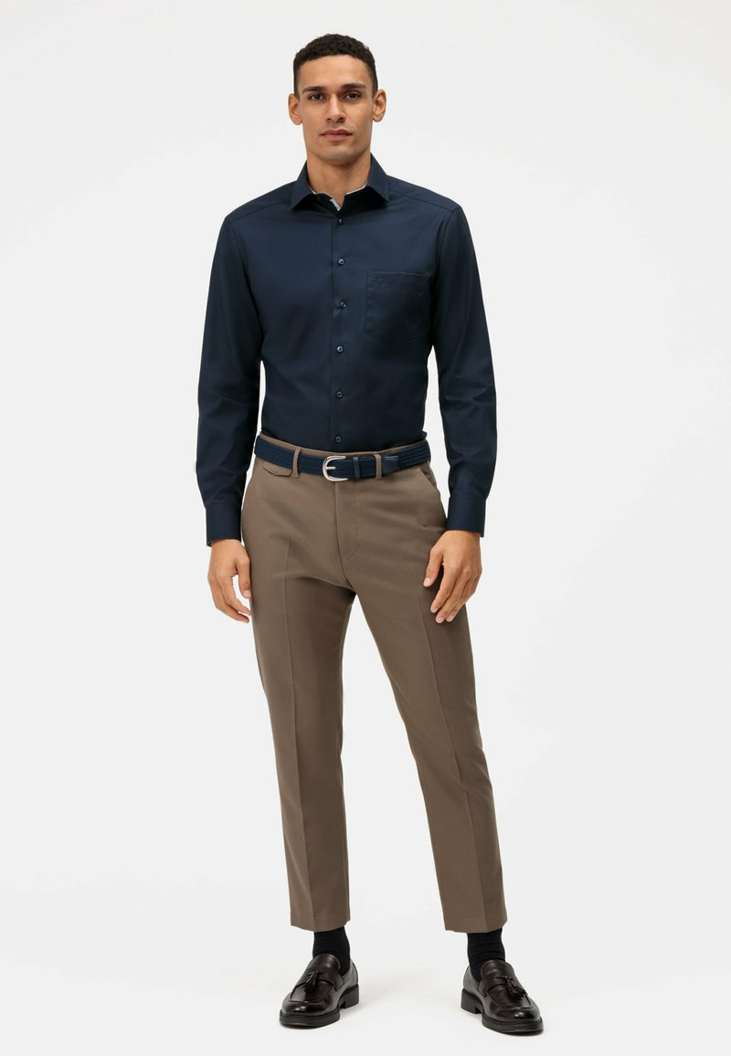 Camicia Uomo OLYMP Luxor Maniche Lunghe – Modern Fit, Colletto Global Kent, 100% Cotone, Tinta Unita, Colore Blu