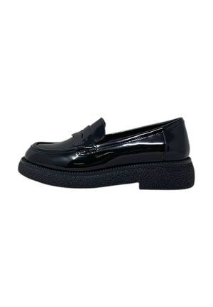 Mocassino in pelle verniciata nera con punta arrotondata, dotato di una fascia decorativa e una suola nera textured. Finitura liscia con accenti minimi.