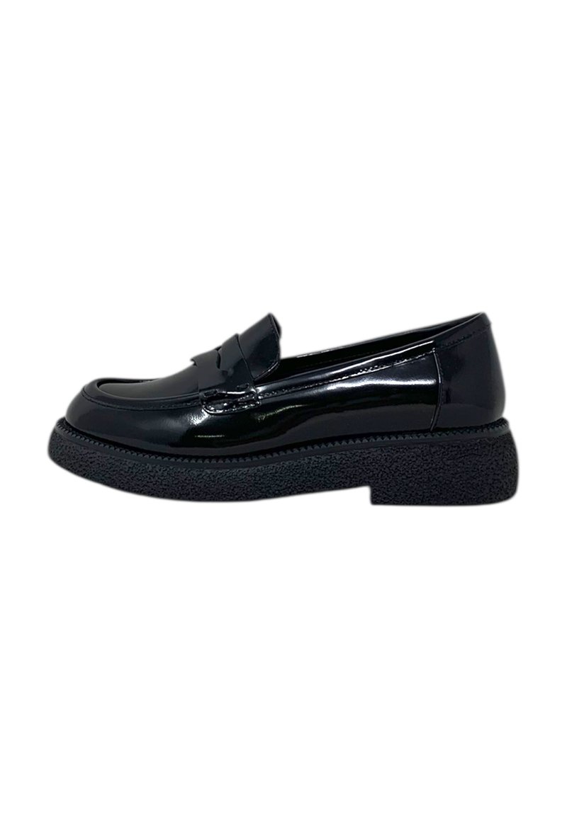 Mocassino in pelle verniciata nera con punta arrotondata, dotato di una fascia decorativa e una suola nera textured. Finitura liscia con accenti minimi.