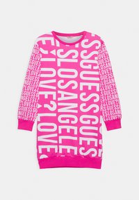 Leuchtend pinkes Langarmkleid mit fettem weißen Text, der "GUESS," "LOS ANGELES" und "LOVE?" wiederholt auf der Vorderseite und den Ärmeln.