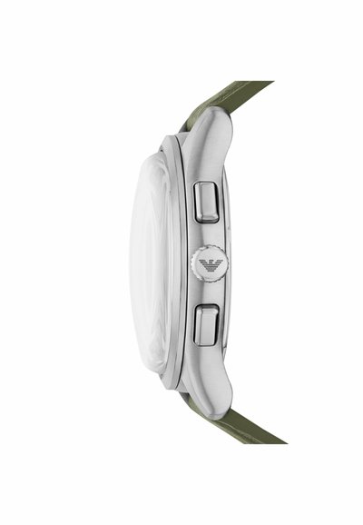 Nerezový hodinky s zakřiveným stříbrným pouzdrem, čirým sklem a zeleným koženým páskem. Obsahuje dvě tlačítka a logo na korunce.