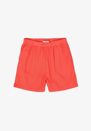 Pantalones cortos de tejido coral brillante, con una cintura elástica, corte holgado y sin bolsillos visibles ni adornos distintivos.