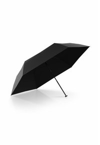 Ombrello nero con una copertura esagonale, struttura in metallo e manico dritto. Il tessuto è liscio e il design è semplice e funzionale.