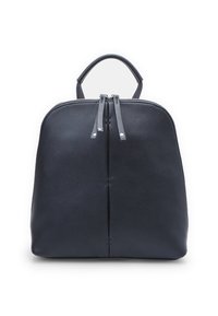 Zaino in pelle nera con forma arrotondata, manico superiore e due cursori della zip; presenta una texture delicata e un design minimalista.
