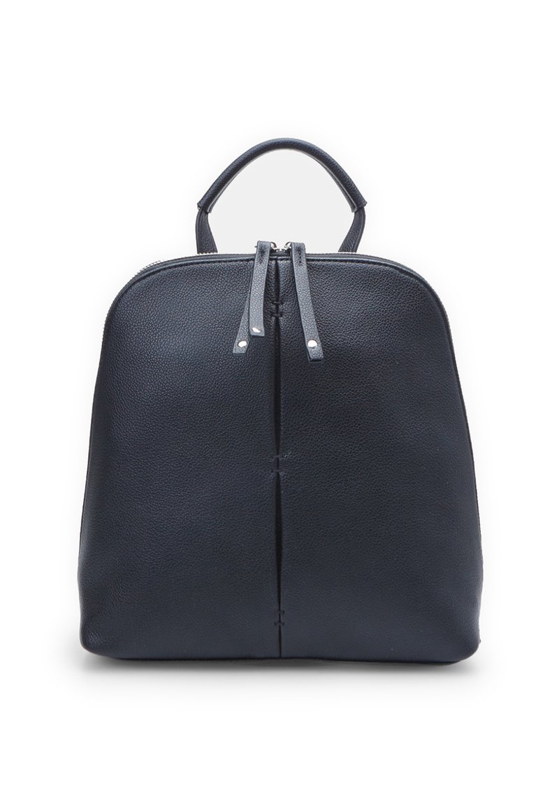Zaino in pelle nera con forma arrotondata, manico superiore e due cursori della zip; presenta una texture delicata e un design minimalista.