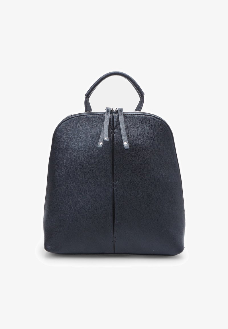 Zaino in pelle nera con forma arrotondata, manico superiore e due cursori della zip; presenta una texture delicata e un design minimalista.