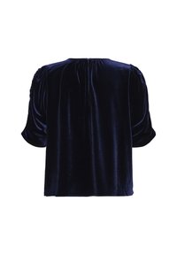 Top de catifea bleumarin cu mâneci scurte tip puff și decolteu rotund. Prezintă un închidere la spate tip cheie și o textură netedă, moale.