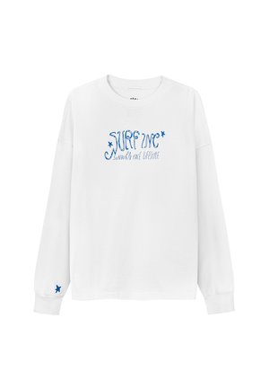 Biała koszulka z długim rękawem z niebieskim nadrukiem tekstu "SURF INC" oraz hasłem "styl życia z poparzeniem słonecznym". Posiada niebieską gwiazdkę jako akcent na rękawie.