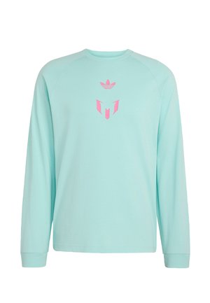 Jasnoniebieska koszulka z długim rękawem i okrągłym dekoltem, z różowym logo Adidas i stylizowanym wzorem na środku klatki piersiowej, prezentowana na białym tle.