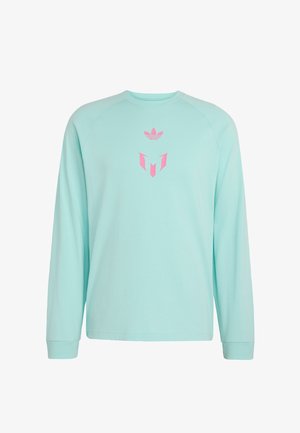 Chemise à manches longues bleu clair avec logo Adidas rose et design stylisé centré sur la poitrine, présentée sur un fond blanc.