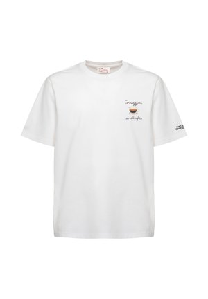 T-shirt bianca a maniche corte con una piccola illustrazione di una tazzina di caffè e il testo italiano "Correggimi se sbaglio" sul petto sinistro e logo sulla manica.