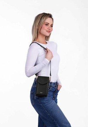 Černá kožená crossbody taška s klopovým uzávěrem a nastavitelným popruhem. Disponuje elegantním obdélníkovým tvarem a kontrastním prošíváním.