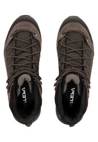 Brązowe wysokie buty trekkingowe z czarnymi akcentami, teksturowana siateczka na górze, gumowy czubek i pomarańczowe stębnowanie na kołnierzu.