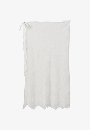 Biała koronkowa spódnica z wiązaniem na boku i falowanym brzegiem, ozdobiona kwiatowym haftem na tkaninie.