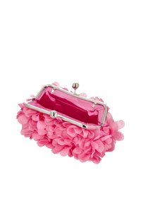 Pochette rosa a forma di fiore con cornice in metallo argentato, dotata di fodera interna dal tessuto satinato. Chiusura superiore con due accenti a forma di sfera.