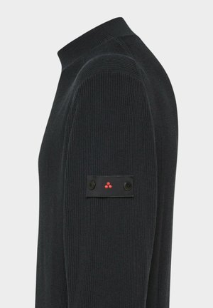 Schwarzer, gerippter Pullover mit hohem Kragen und einem Etikett am linken Ärmel, das zwei schwarze Knöpfe und ein Muster aus drei roten Punkten zeigt.