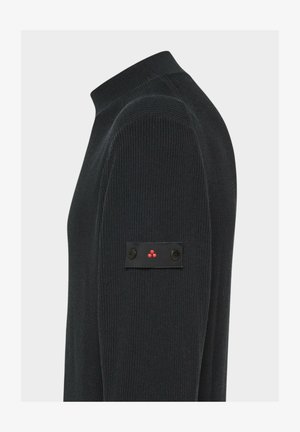 Schwarzer, gerippter Pullover mit hohem Kragen und einem Etikett am linken Ärmel, das zwei schwarze Knöpfe und ein Muster aus drei roten Punkten zeigt.