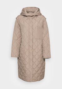 Cappotto invernale beige trapuntato con cappuccio, dotato di tasca frontale, bottoni a pressione e taglio dritto. Il tessuto ha una texture liscia.