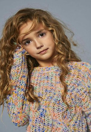 Pull en tricot multicolore, arborant un motif texturé dans des teintes pastel d'orange, de bleu et de vert. Manches longues et col ras du cou.