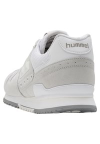Weiße und graue Sneaker aus Mesh und Wildleder, mit einem strukturierten Design, runder Zehenpartie, gepolstertem Kragen und Hummel-Branding an der Ferse.